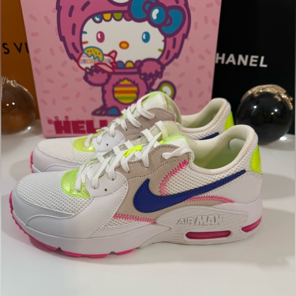 Nike Shoes - Nike Air Max 90